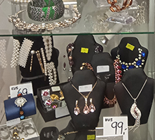 Bazar oděvů – bižuterie a doplňky